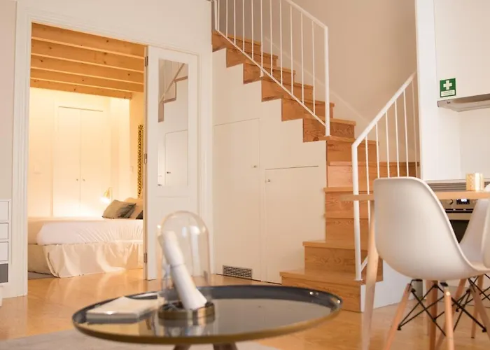 Mercado Dos Poetas - Tourism * Oporto