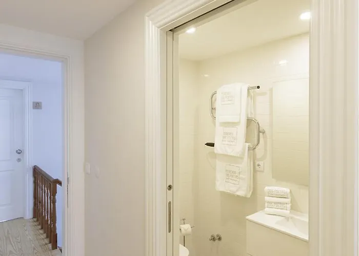 Mercado Dos Poetas - Tourism