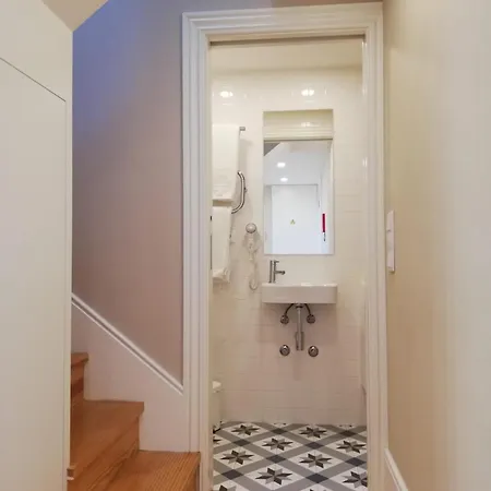 Mercado Dos Poetas - Tourism